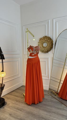 فستان بلون برتقالي تصميم كلاسيكي