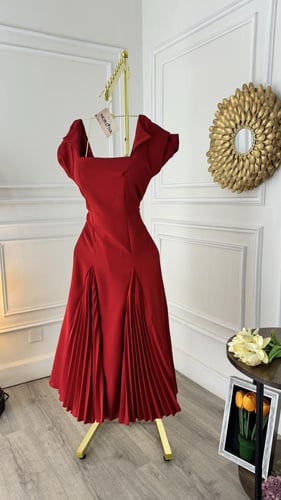 فستان الأحمر القصير