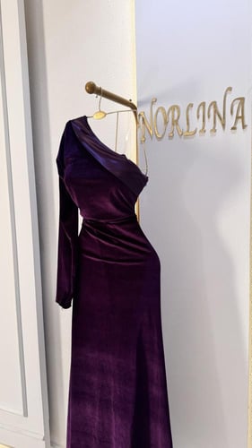 فستان مخمل بلون بنفسجي كلاسيكي