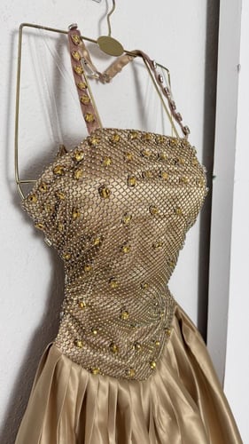 فستان ذهبي بصدر كرستال