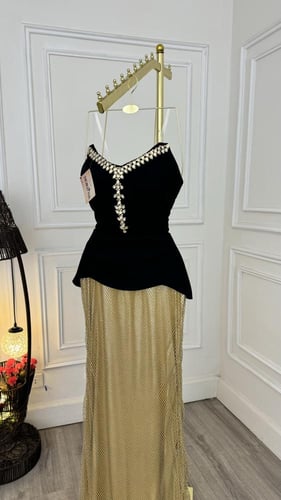 فستان بتصميم مميز بخامة السناره واللمعه