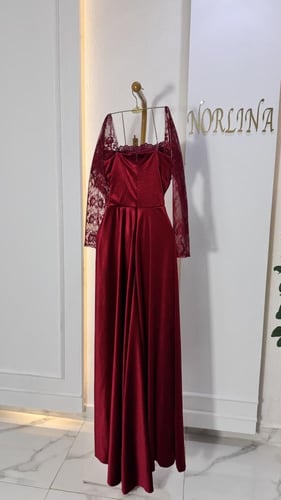 فستان مخمل بدانتيل بتصميم انيق وحصري