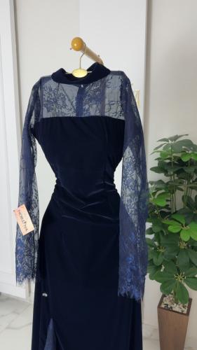 فستان الشتاء بلون كحلي مع الدانتيل