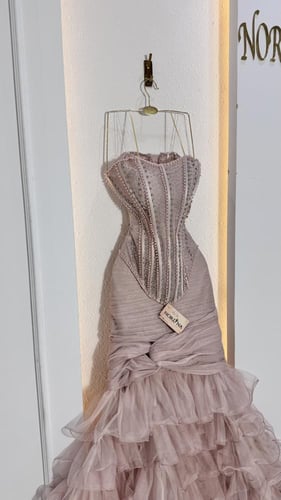 فستان الجمال بالشك اليدوي والطبقات الاورجنزا