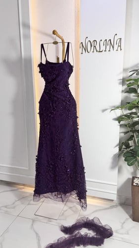 فستان راقي مزين بالورد والترتر