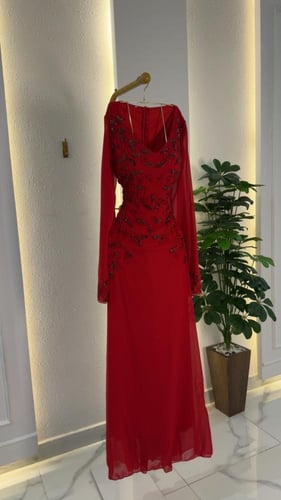 جلابيه بلون احمر غامق بشك يدوي فاخر