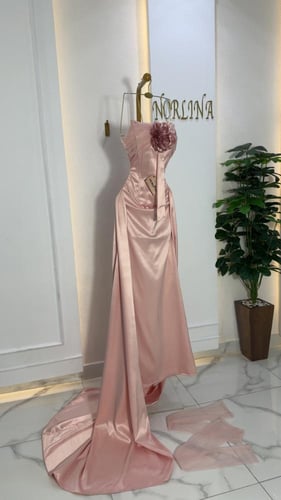 فستان وردي بتصميم حصري