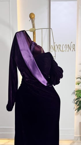 فستان مخمل بلون موف غامق