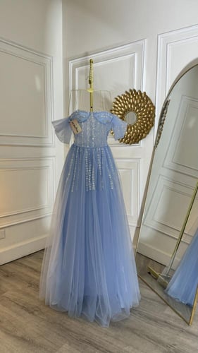 فستان سماوي بخطوط ورد خرز