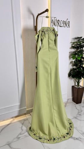 فستانك الأحمر الانيق المطرز بالكرستال