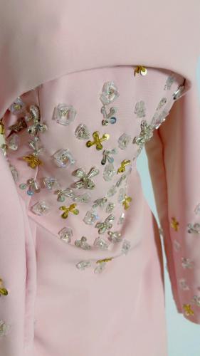 فستان ناعم وأنيق بلون زهري