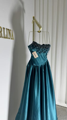 فستان باللون البترولي والجلاكسي الفاخر بشك يدوي كر...