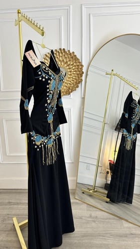 فستان اسود بتطريز يدوي