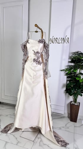 فستان بلون بيج بذيل سهره مورد