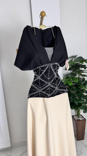 فستان كلاسيكي باللون الأسود والبيج