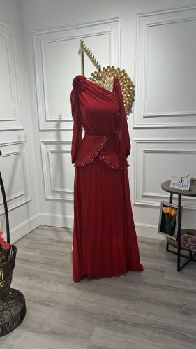 فستان ناعم باللون الأحمر