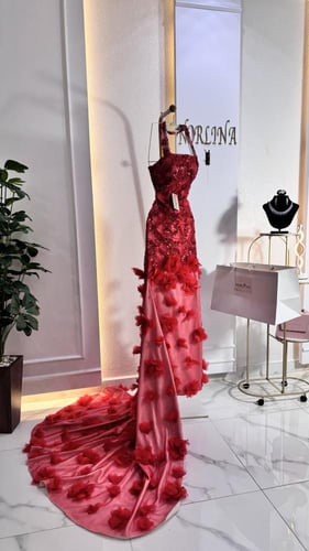 فستان بتصميم كلاسيكي مورد