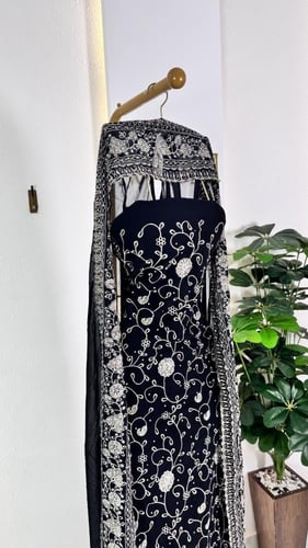 فستان بتطريز كمبيوتر وتطريز فصوص فخم