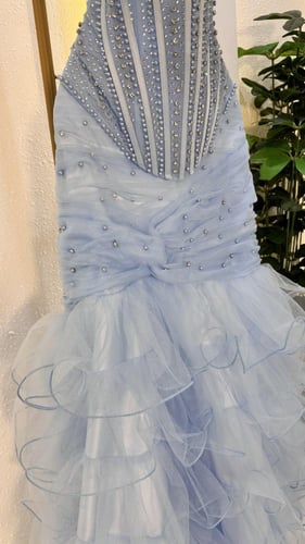 فستان سماوي بتصميم بلوزه وتنوره بشك لولو وكرستال