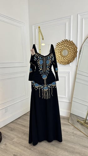 فستان اسود بتطريز يدوي