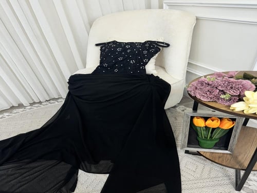 فستان اسود بتطريز كرستال وخامتة الشيفون