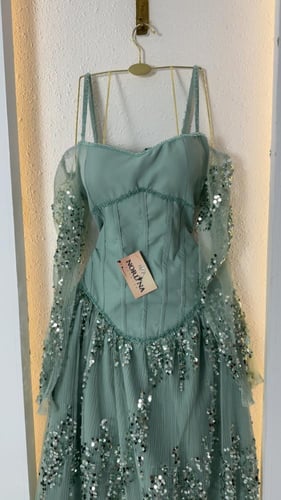 فستان كلاسيكي متوفر بلونين