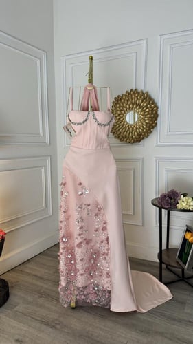 فستان وردي بكرستال صدر