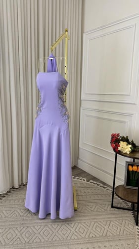 فستان بلون الافندر