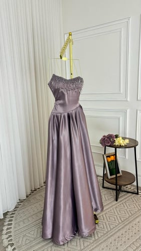 فستان باللون البترولي والجلاكسي الفاخر بشك يدوي كر...