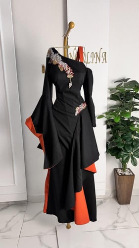 فستان اسود بتدخيله باللون الطوبي