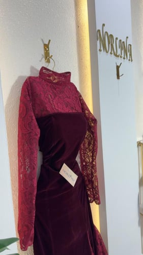 فستان جوخ عودي مع تدخيلات دانتيل