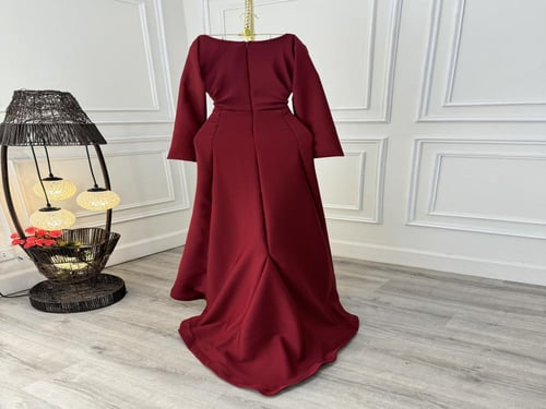 فستان بتصميم انيق كم طويل