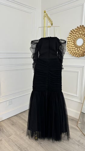 فستان اسود بتل ناعم وتطريز يدوي