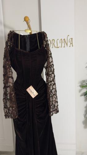 فستان قطيفه بلون الموكا مع الدانتيل اللامع