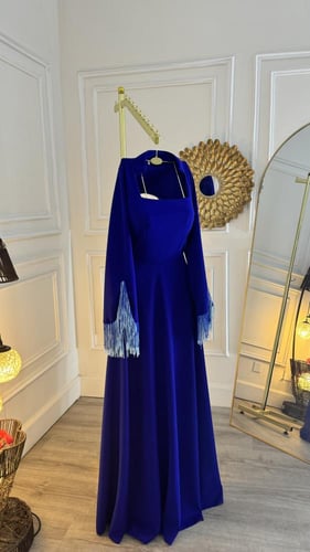 فستان نيلي بهدب ملون