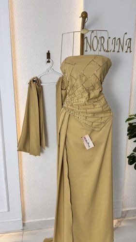 فستان بلون ذهبي بتطريز شبكة