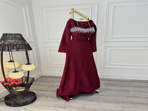 فستان بتصميم انيق كم طويل