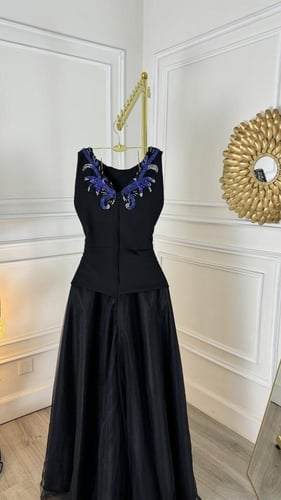 فستان اسود أنيق بتطريز خرز أزرق