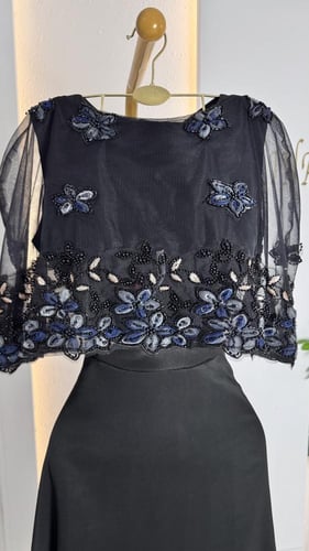 فستان اسود بياقة ورد