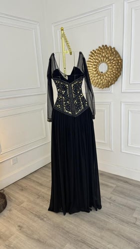 فستان بتطريز ذهبي كرستال