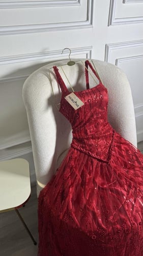 فستان احمر بشك تطريز مكثف