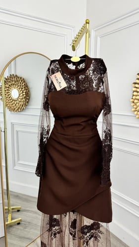 فستان بلون الموكا على تطريز كمبيوتر