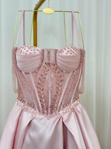 فستان لحمي بتطريز لولو كرستال