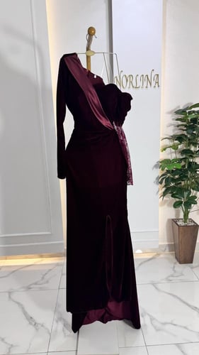 فستان بلون عودي كاتم وكم دانتيل