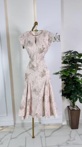 فستان بلون لحمي للسن المحير