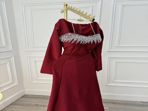 فستان بتصميم انيق كم طويل