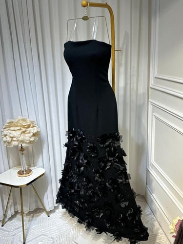 فستان اسود تصميم ورد وفصوص