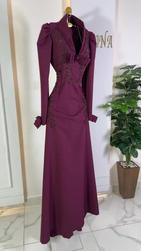 فستان ساتر باللون البرغندي