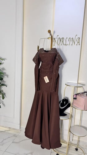 فستان بلون مميز وأنيق وشك كرستال