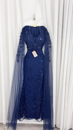 فستان كحلي مورد بأكمام طويله